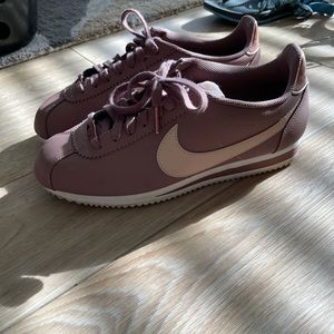 BARELY WORN Nike mauve classic cortez Smokey Mauve